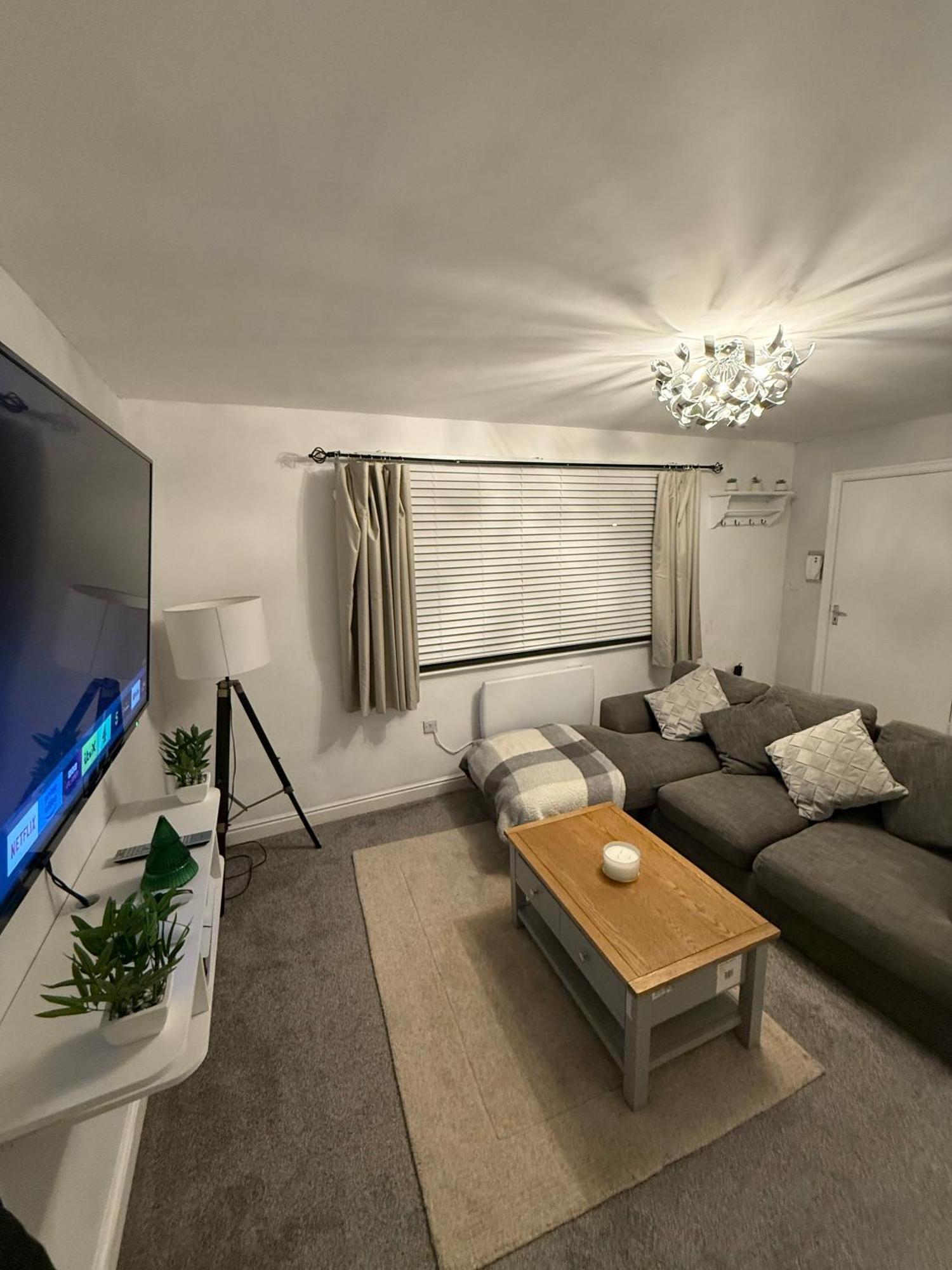 The Airport Flat - Newly Renovated & Free Parking Leeds (West Yorkshire) Exterior foto